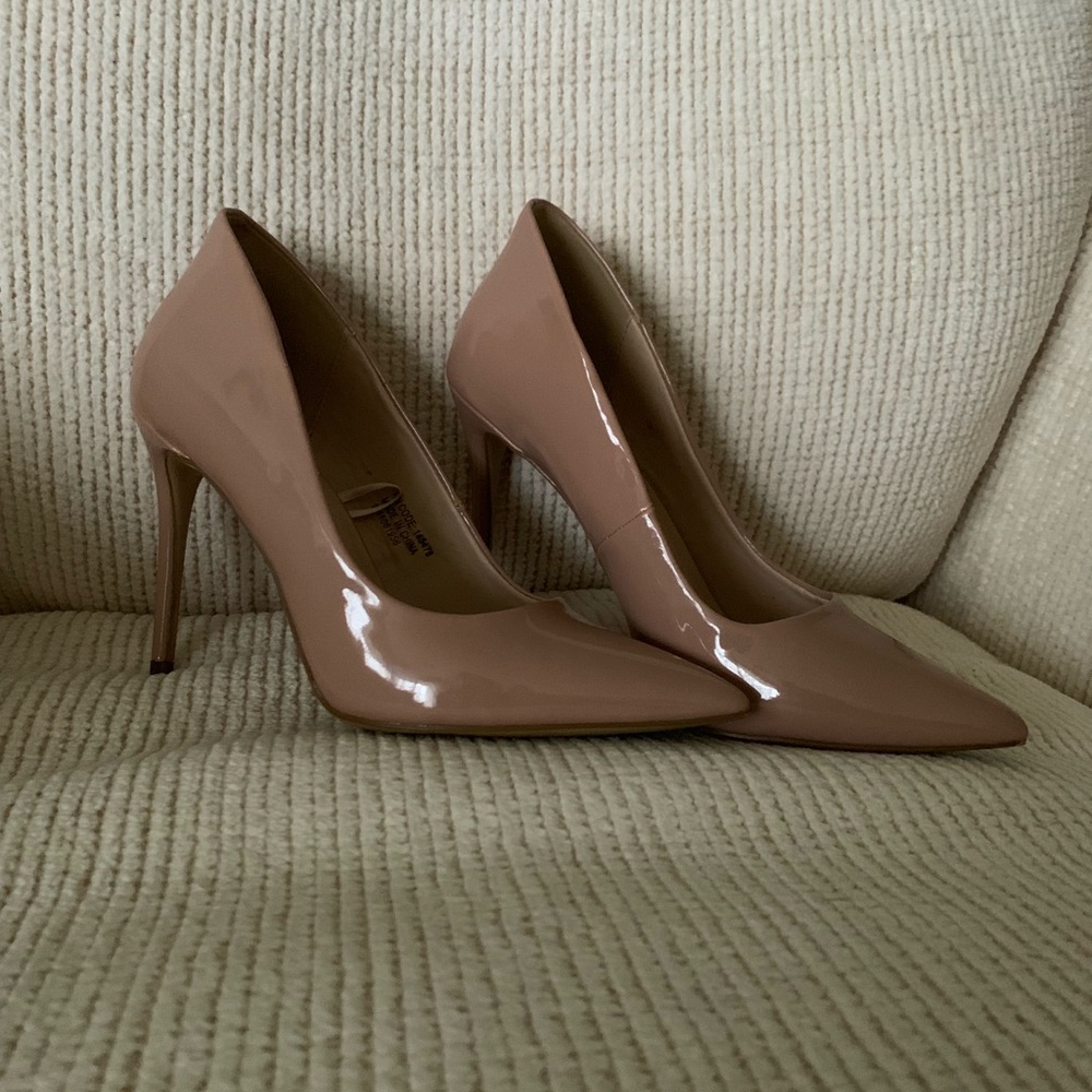 Nude pumps